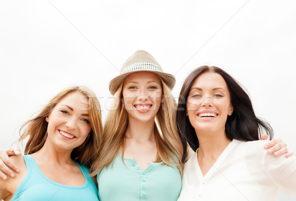 Foto stock: Grupo · sorridente · meninas · praia · verão · férias