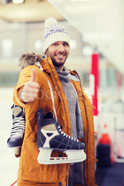 Gelukkig jonge man tonen schaatsen Stockfoto © dolgachov