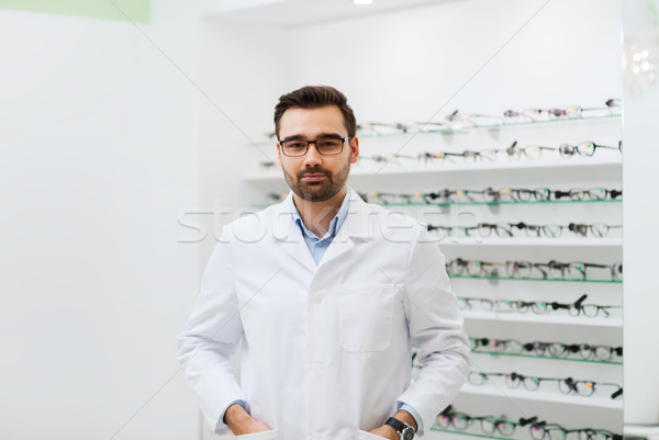 Uomo ottico occhiali cappotto ottica store Foto d'archivio © dolgachov