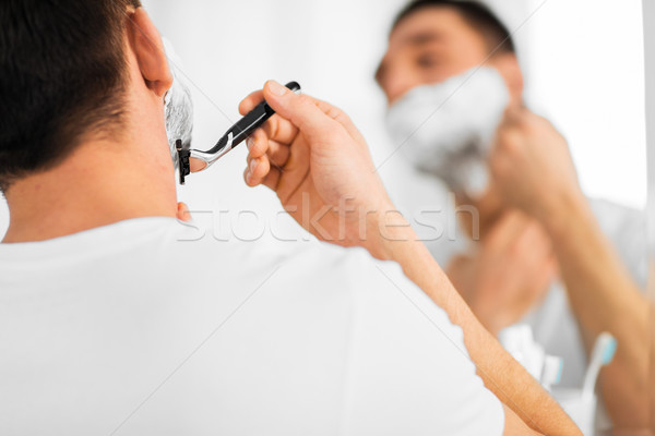 Om barba aparat de ras lamă frumuseţe Imagine de stoc © dolgachov