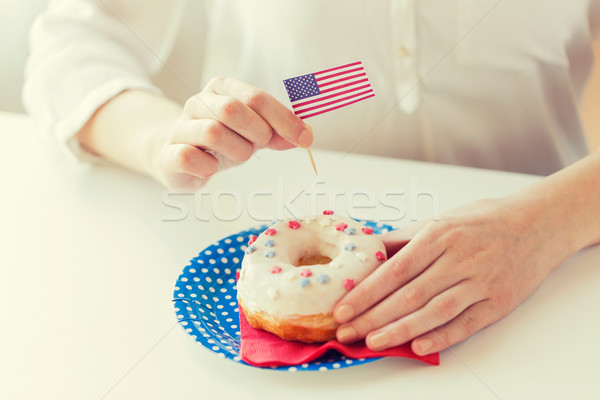 Femminile mani ciambella bandiera americana americano giorno Foto d'archivio © dolgachov