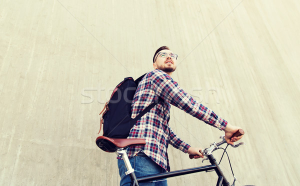 Hipszter férfi fix viselet bicikli hátizsák Stock fotó © dolgachov