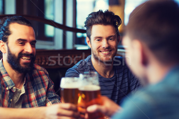 Glücklich männlich Freunde trinken Bier bar Stock foto © dolgachov