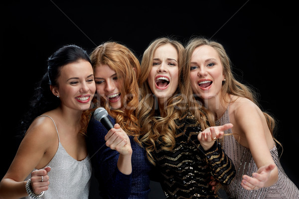 Felice giovani donne microfono cantare karaoke vacanze Foto d'archivio © dolgachov