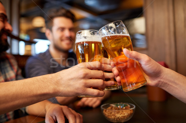 Stok fotoğraf: Mutlu · erkek · arkadaşlar · içme · bira · bar