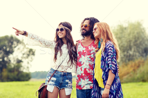 Foto stock: Sorridente · jovem · hippie · amigos · verde · campo