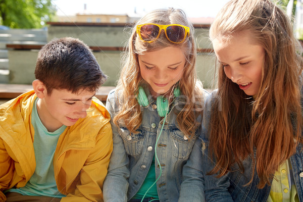 Foto stock: Três · feliz · adolescente · amigos · fones · de · ouvido · tecnologia