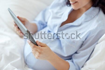 Femeie gravida acasă sarcină tehnologie Imagine de stoc © dolgachov