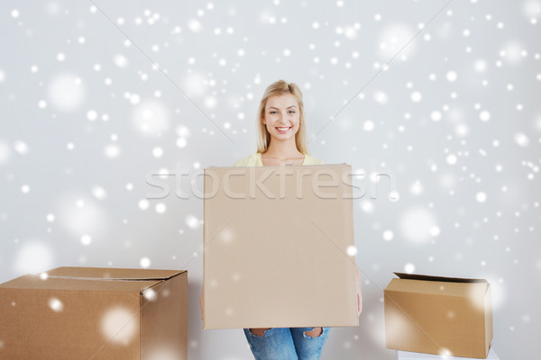 Foto stock: Sorridente · mulher · jovem · casa · em · movimento · entrega