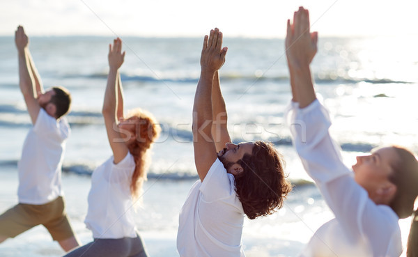 Grup de oameni yoga plajă fitness sportiv Imagine de stoc © dolgachov