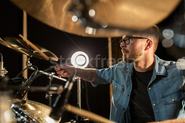 Mannelijke muzikant spelen drums concert muziek Stockfoto © dolgachov
