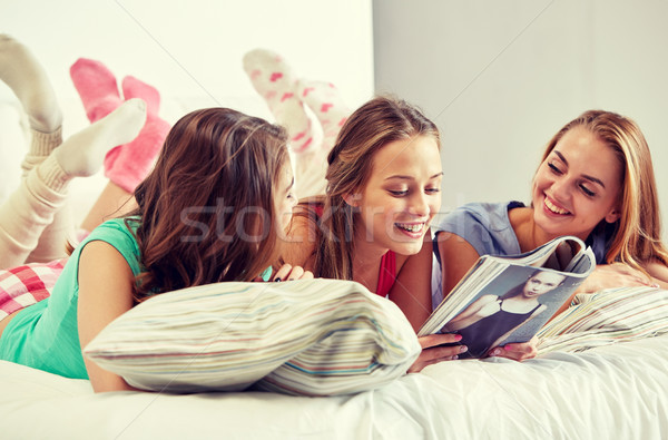 друзей подростков девочек чтение журнала домой Сток-фото © dolgachov