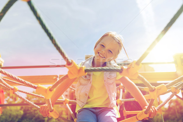 Foto stock: Feliz · little · girl · escalada · crianças · recreio · verão