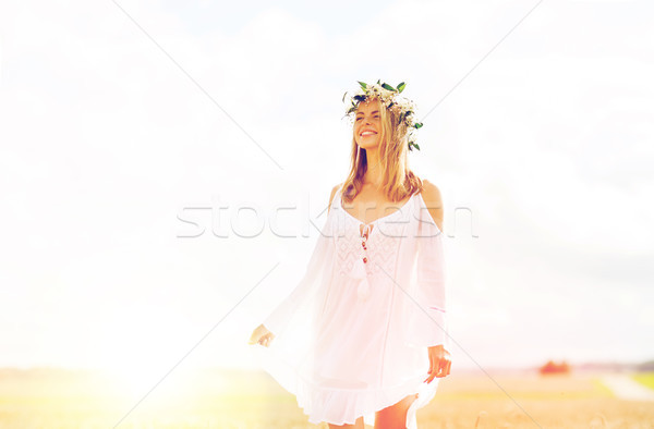 Boldog fiatal nő virág koszorú gabonapehely mező Stock fotó © dolgachov