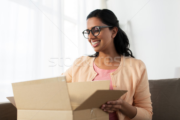 Feliz jóvenes indio mujer paquete cuadro Foto stock © dolgachov