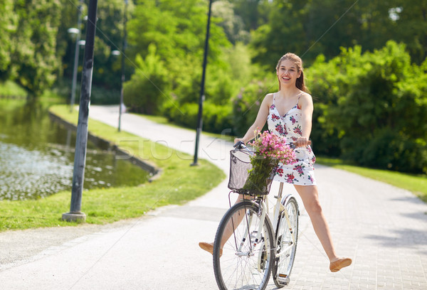 Stockfoto: Gelukkig · vrouw · paardrijden · fiets · zomer · park