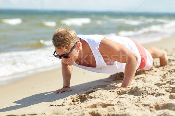 молодым человеком лет пляж спорт фитнес Сток-фото © dolgachov