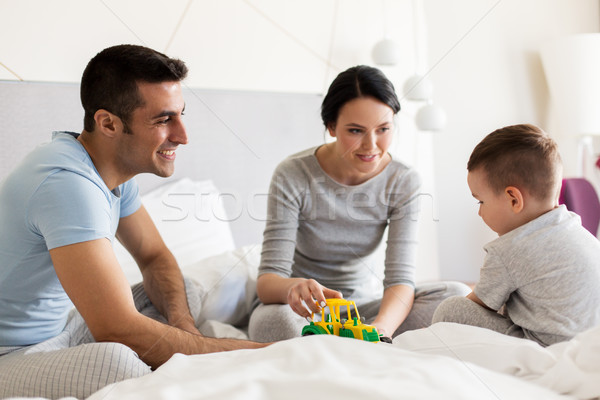 Foto stock: Família · feliz · cama · casa · quarto · de · hotel · pessoas · família