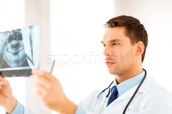 Mężczyzna lekarz dentysta patrząc xray zdjęcie człowiek Zdjęcia stock © dolgachov