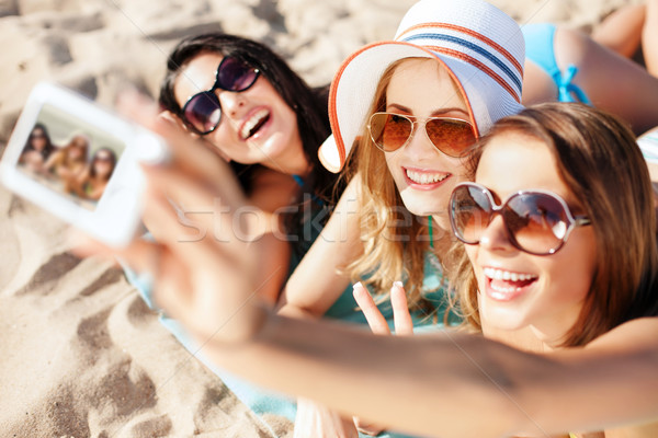 Lányok készít önarckép tengerpart nyár ünnepek Stock fotó © dolgachov