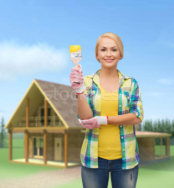 Stockfoto: Glimlachende · vrouw · penseel · reparatie · bouw · onderhoud · meisje