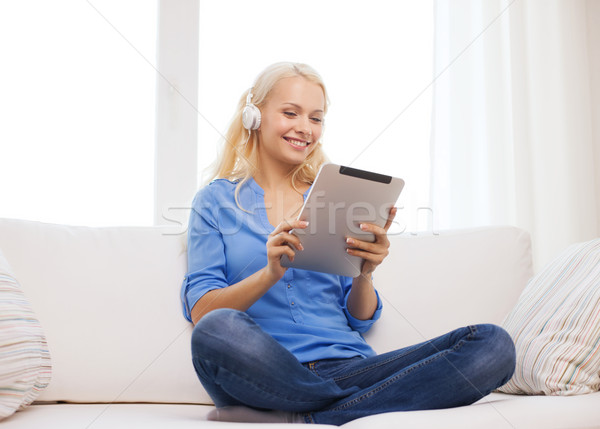 Nő táblagép fejhallgató otthon zene technológia Stock fotó © dolgachov