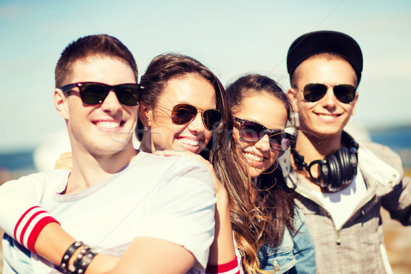 Grup adolescenti agatat afara vară concediu Imagine de stoc © dolgachov