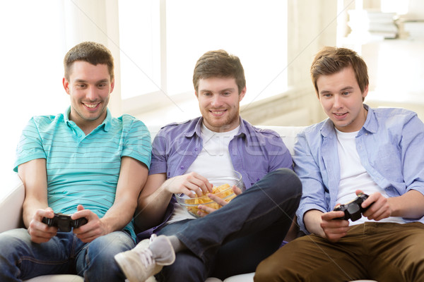 Lächelnd Freunde spielen Videospiele home Freundschaft Stock foto © dolgachov