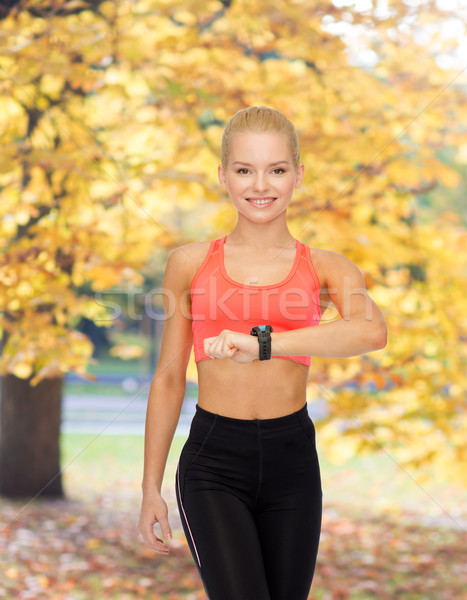 微笑的女人 心臟率 監測 手 健身 技術 商業照片 © dolgachov