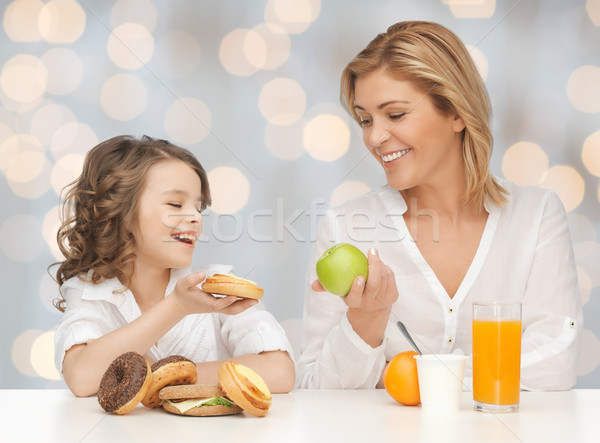 Stok fotoğraf: Mutlu · anne · kız · yeme · kahvaltı · insanlar