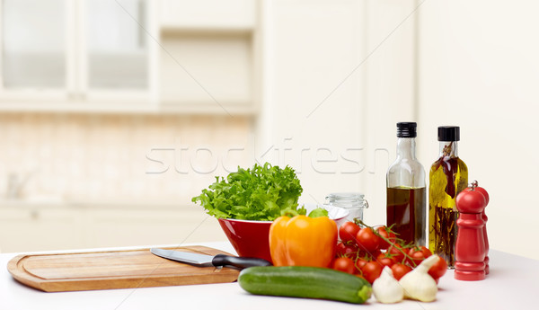 Zöldségek fűszer konyhai felszerelés asztal főzés csendélet Stock fotó © dolgachov