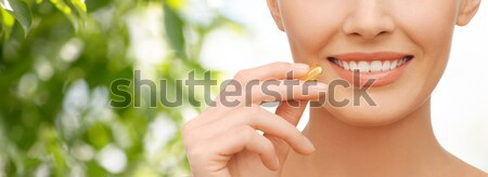 Femeie frumoasa omega 3 vitamine capsula asistenţă medicală Imagine de stoc © dolgachov