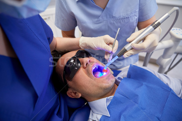 Tandartsen mannelijke patiënt tanden kliniek mensen Stockfoto © dolgachov
