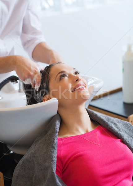 Feliz mulher jovem salão de cabeleireiro beleza pessoas cabeleireiro Foto stock © dolgachov