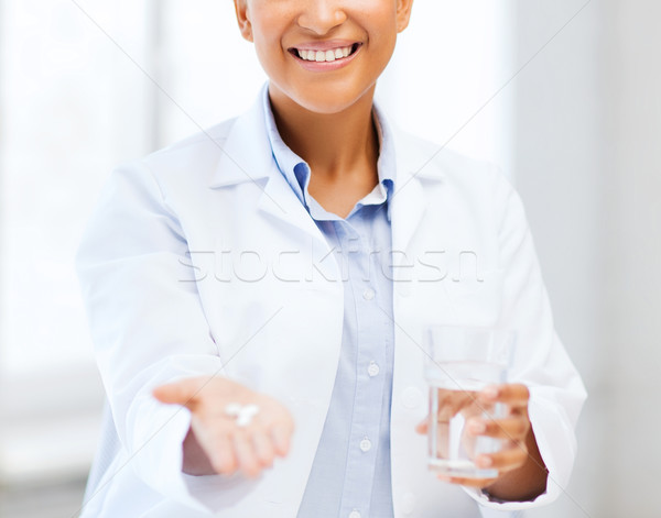 Orvos felajánlás tabletták egészségügy orvosi afrikai Stock fotó © dolgachov