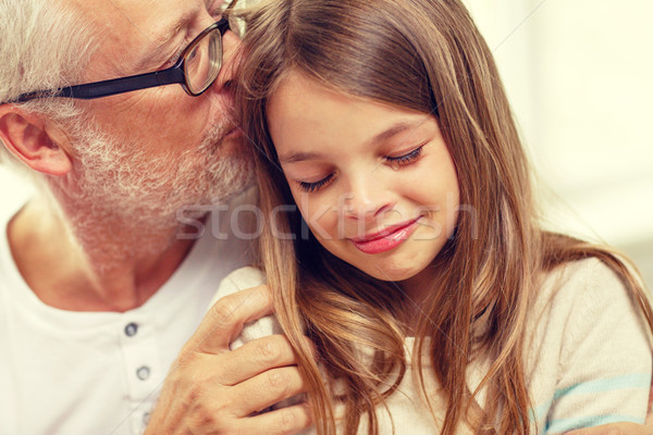 祖父 哭泣 孫女 家 家庭 支持 商業照片 © dolgachov