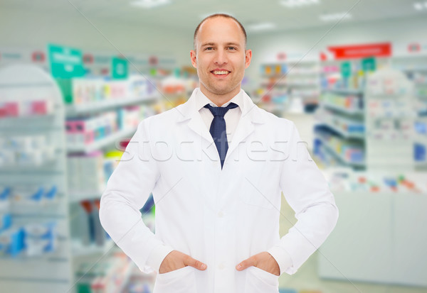 Mosolyog férfi gyógyszerész fehér kabát drogéria Stock fotó © dolgachov