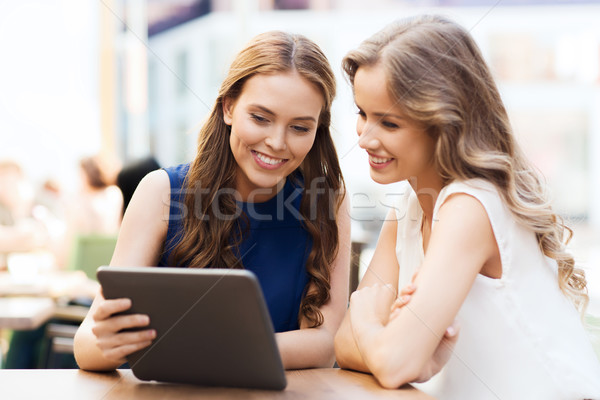 Glücklich junge Frauen Technologie Lifestyle Stock foto © dolgachov