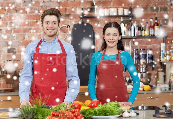 Szczęśliwy para kuchnia gotowania klasy kulinarny Zdjęcia stock © dolgachov