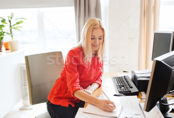 Stockfoto: Creatieve · vrouw · schrijven · notebook · kantoor · business