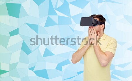 Fericit om virtual realitate setul cu cască ochelari 3d Imagine de stoc © dolgachov