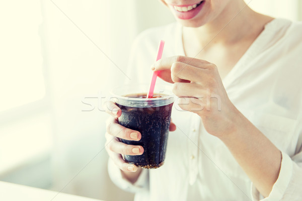 Imagine de stoc: Fericit · femeie · potabilă · Coca · Cola · băuturi