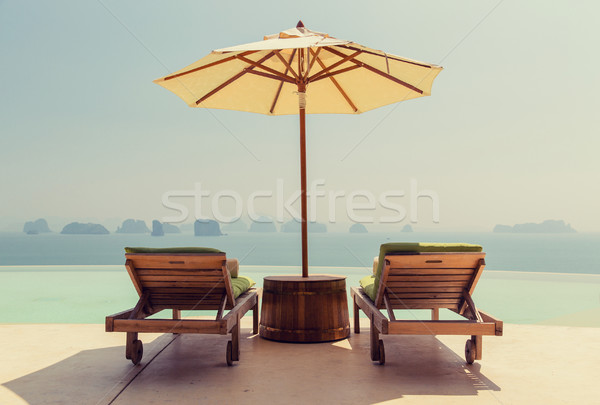 Infinit piscină umbrela de soare soare călători Imagine de stoc © dolgachov