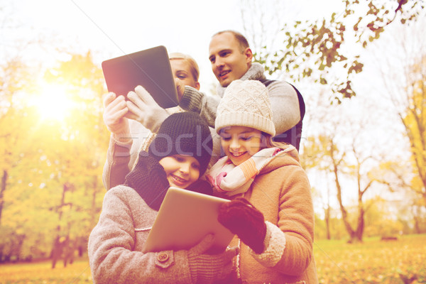 Famiglia felice autunno parco famiglia infanzia Foto d'archivio © dolgachov