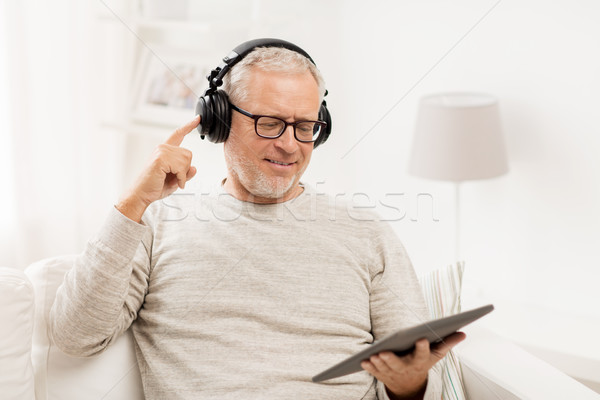 Altos hombre auriculares casa tecnología Foto stock © dolgachov