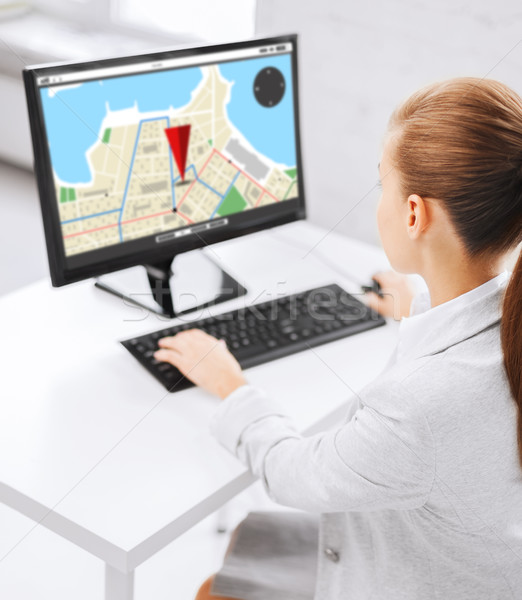 女性実業家 のGPS  地図 コンピュータ ビジネスの方々  技術 ストックフォト © dolgachov