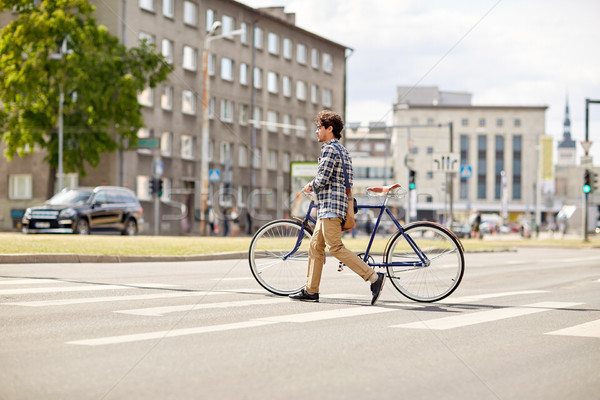 Młody człowiek ustalony narzędzi rower przejście dla pieszych ludzi Zdjęcia stock © dolgachov