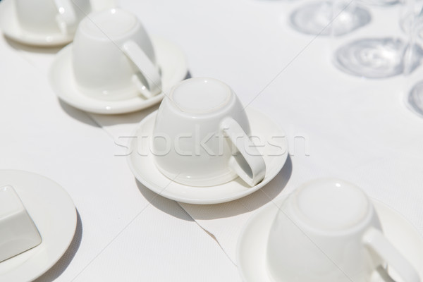 Foto stock: Blanco · las · tazas · de · café · al · revés · platos · beber