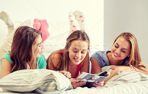 Arkadaşlar genç kızlar okuma dergi ev Stok fotoğraf © dolgachov
