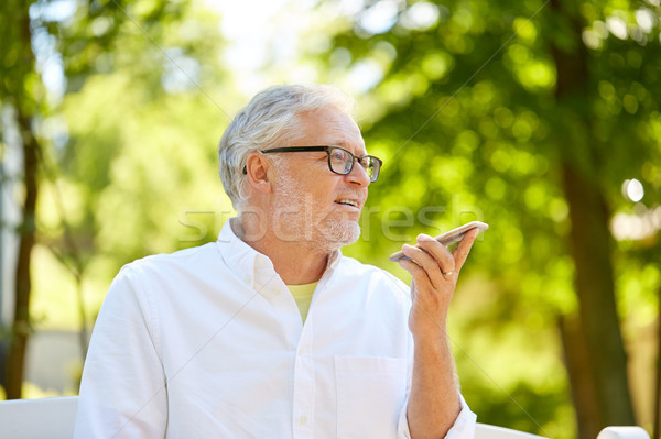 Idős férfi hang parancs furulya okostelefon technológia Stock fotó © dolgachov